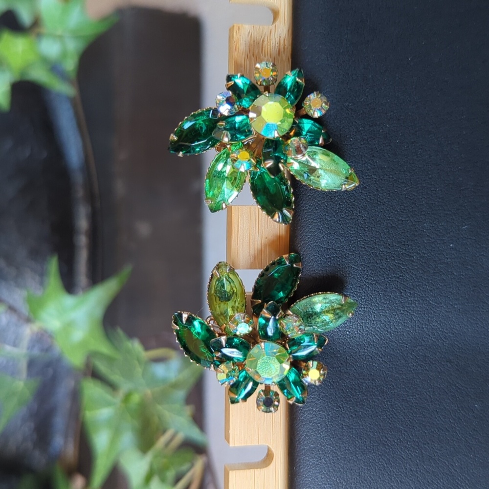 Vintage Jewelry Emerald Peridot Color Rhinestones Earrings Clip On Unsigned